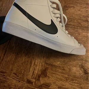 WOMEN'S NIKE BLAZER MID '77 CASUAL SHOES